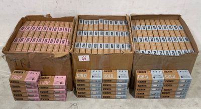 plusieurs boîtes de cigarettes sont empilées les unes sur les autres