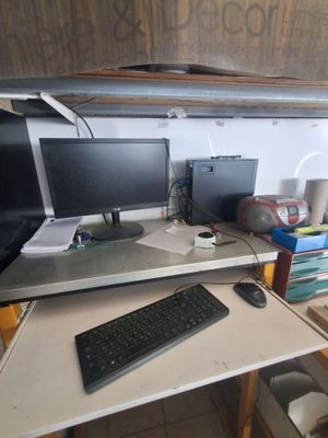 un bureau sur lequel se trouvent un clavier et deux écrans