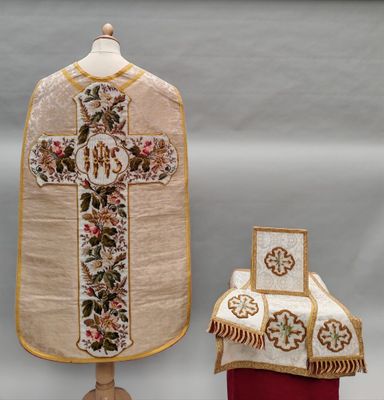 deux morceaux de tissu sur lesquels est représentée une croix