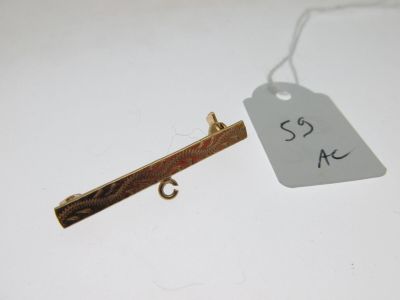 un petit objet métallique muni d'une étiquette