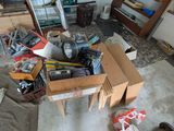 une boîte remplie d'outils au milieu d'une pièce