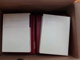 deux livres dans une boîte, posés l'un sur l'autre, ouverts