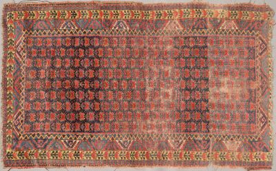 un vieux tapis à motifs rouges et bleus