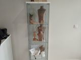 une vitrine en verre dans le coin d'une pièce