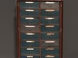 une vieille armoire en bois comportant de nombreux tiroirs