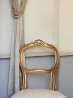 PAIRE DE CHAISES volantes de style Louis XV en bois mouluré,… (photo 2)