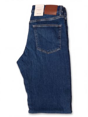 l'arrière d'un jean bleu sur fond blanc