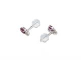 une paire de boucles d'oreilles en rubis et diamants sur fond blanc