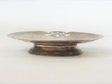 une assiette en argent ornée d'un motif décoratif