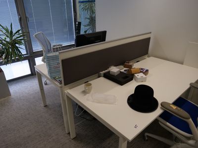 un bureau sur lequel est posé un chapeau, dans un bureau