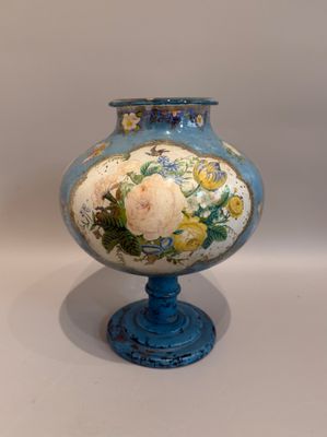 un vase bleu orné d'un motif floral