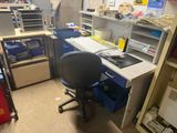 un bureau avec une chaise et un ordinateur dans une pièce
