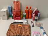 une photo montrant divers produits de beauté posés sur une table