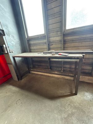 a table that is in the middle of a room