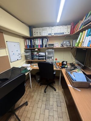 Deux bureaux en mélaminé bois et piètement en métal