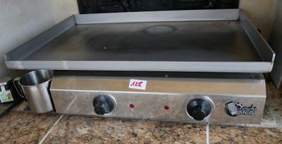 une plaque de cuisson à deux feux dans une cuisine