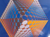une image représentant un livre sur lequel figure l'illustration d'un cube