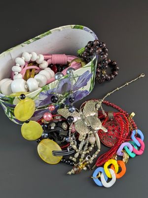 une boîte remplie de perles et de breloques en tout genre