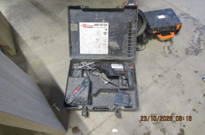 une photo d'une boîte à outils posée par terre dans un garage