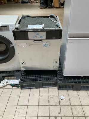 une machine à laver et un sèche-linge posés à même le sol