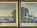 deux tableaux encadrés sur le mur d'une pièce