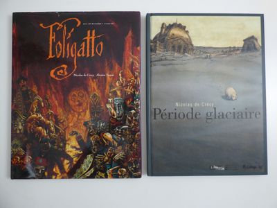 Deux livres sont posés l'un à côté de l'autre sur une surface blanche