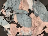 une pile de sous-vêtements posée sur une table