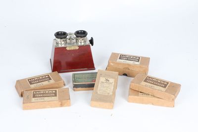 plusieurs boîtes de savon et distributeurs de savon posés sur une surface blanche