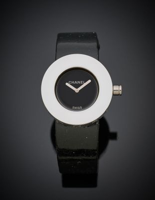 gros plan d'une montre sur une surface noire