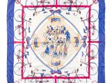 un gros plan sur un foulard carré orné de vélos