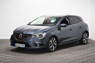 une Renault Grand Tourer grise garée sur un sol à damier