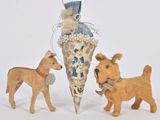 trois petites peluches placées les unes à côté des autres