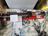 un ski rouge et noir posé sur une table en marbre