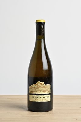 une bouteille de vin posée sur une table