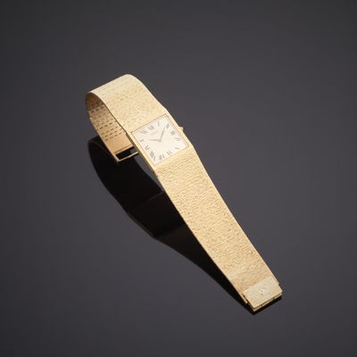 une image représentant une montre-bracelet posée sur une surface noire