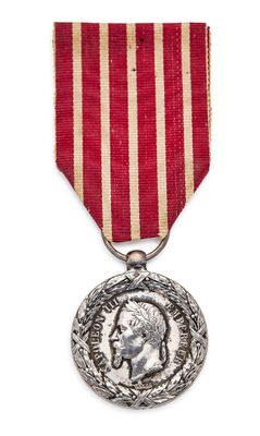 gros plan d'une médaille sur fond blanc