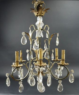 une image d'un lustre dont les bras sont ornés de gouttes de cristal