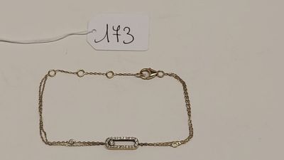 un gros plan d'un bracelet à maillons auquel est accrochée une étiquette