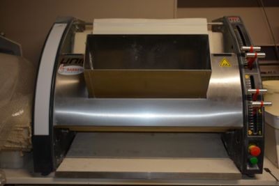 une machine posée sur une table dans une pièce