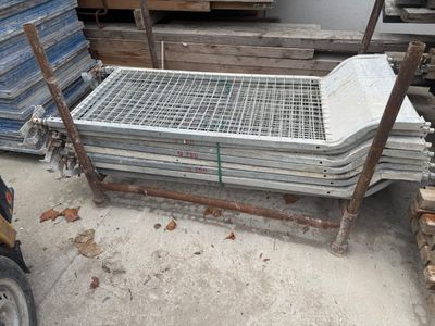 une pile de tôles empilées les unes sur les autres