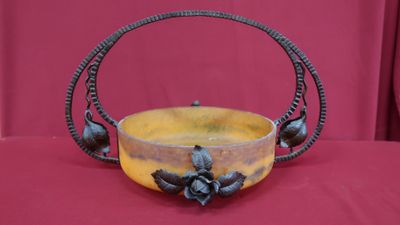 un petit bol orné de fleurs, posé sur une table rouge