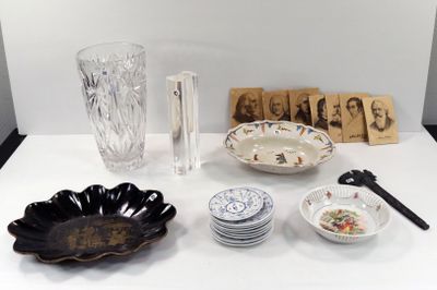 une table sur laquelle il y a beaucoup de vaisselle et de tasses