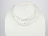 un gros plan sur un collier blanc porté par un mannequin