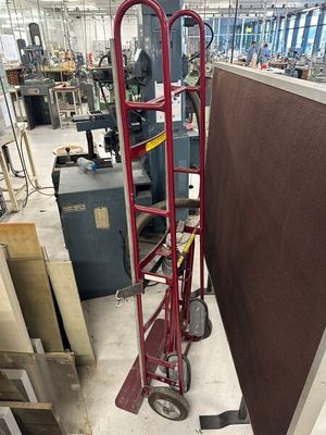 une photo d'un diable rouge dans une usine