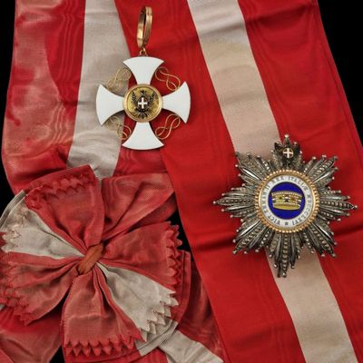 un ruban rouge orné d'une croix et d'une médaille