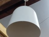 une lampe blanche suspendue au plafond dans une pièce