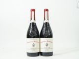deux bouteilles de vin rouge posées sur une table blanche