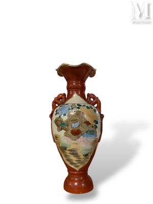 un vase avec un tableau posé sur une table