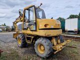 un tracteur jaune garé sur le bord de la route