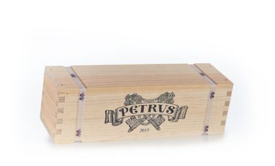 une boîte en bois sur laquelle figure un logo
